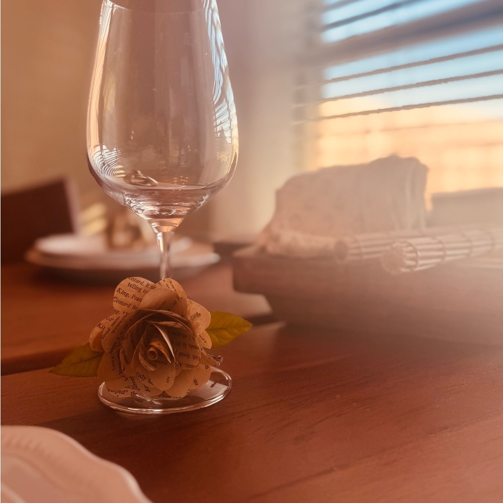 Chic Clear Wine Glass with Floral Accent